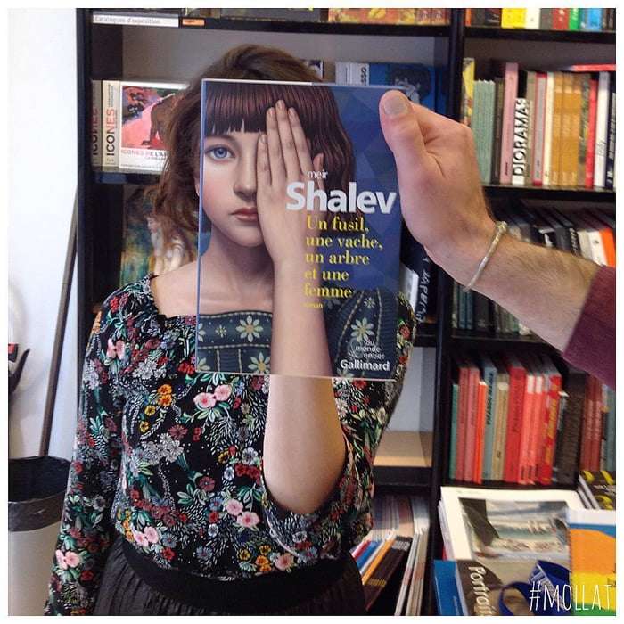 法國書店超會玩錯位拍攝　「人書合一」的作品讓書本瞬間活了起來