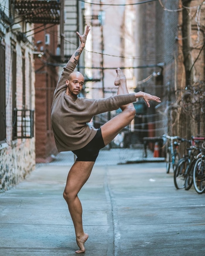 把街頭當舞台！　30張「芭蕾舞者」驚艷路人照　以力與美證明：藝術源於生活