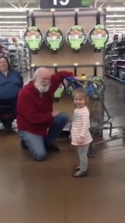 白鬍子大叔被誤認是聖誕老人　他「配合演出」對小女孩說：你今年有乖乖嗎