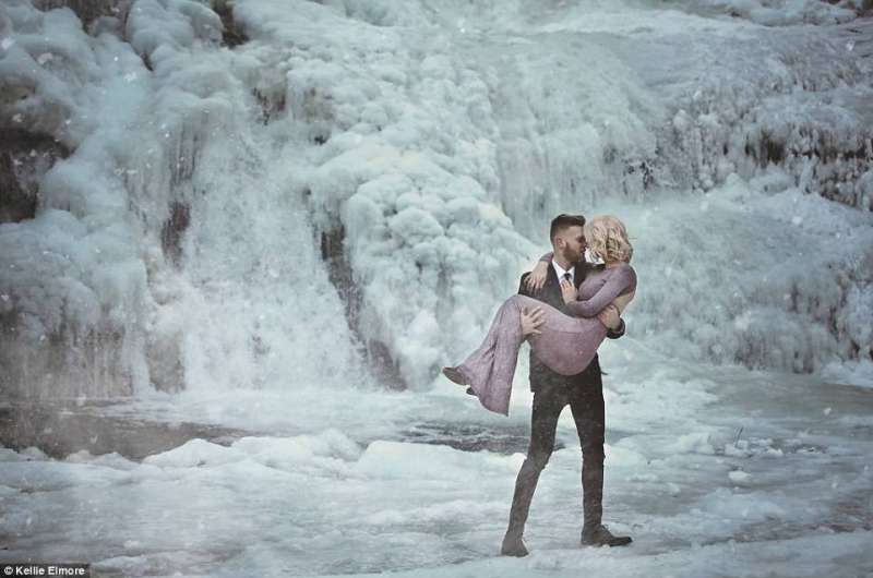 竟然不是修圖！　情侶跑到「瀑布都結冰」的地方拍訂婚照　畫面宛如童話世界美呆