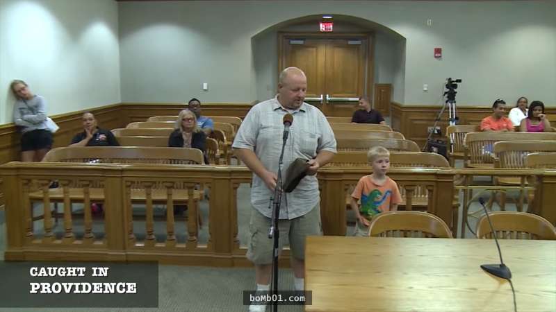 5歲小男孩陪「違規停車」的爸爸出庭，結果下一秒他在法庭上的表現直接KO法官還可以免罰！