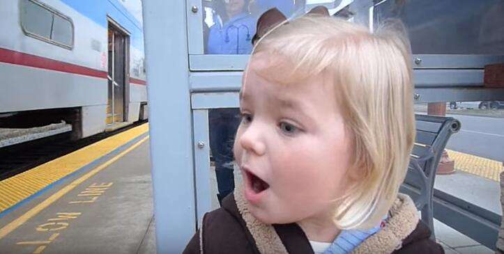 3歲小蘿莉迷戀火車　夢想成真的瞬間反應萌翻了