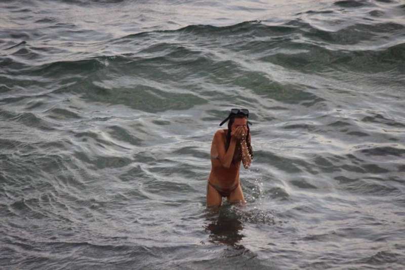 海裡突然迸出一個嬰兒！　觀光客在紅海分娩　媽媽生完小孩「一臉沒事」走上海灘