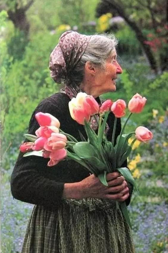 57歲隱居山林過「沒水沒電的日子」　92歲奶奶「讓生活像油畫」成世界最受憧憬女人