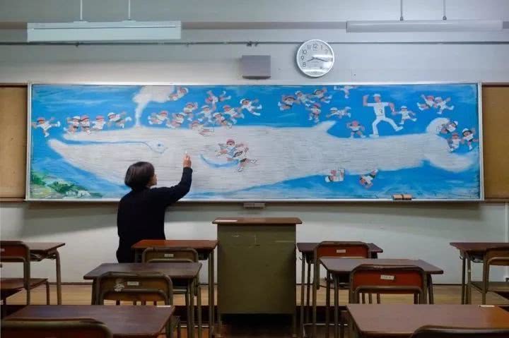 最強黑板畫！神人老師成為學生們的偶像　畫技讓網友直呼好厲害