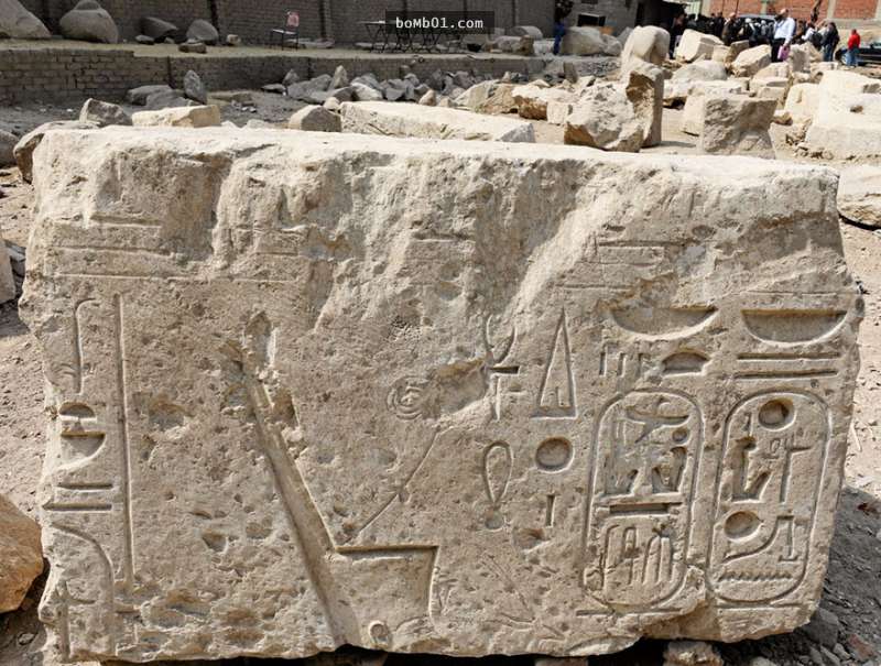 考古團隊在埃及貧民窟挖出這個「歷史3000年的法老雕像」，高達8公尺的規模讓官員驚嘆「史上最重要發現」！