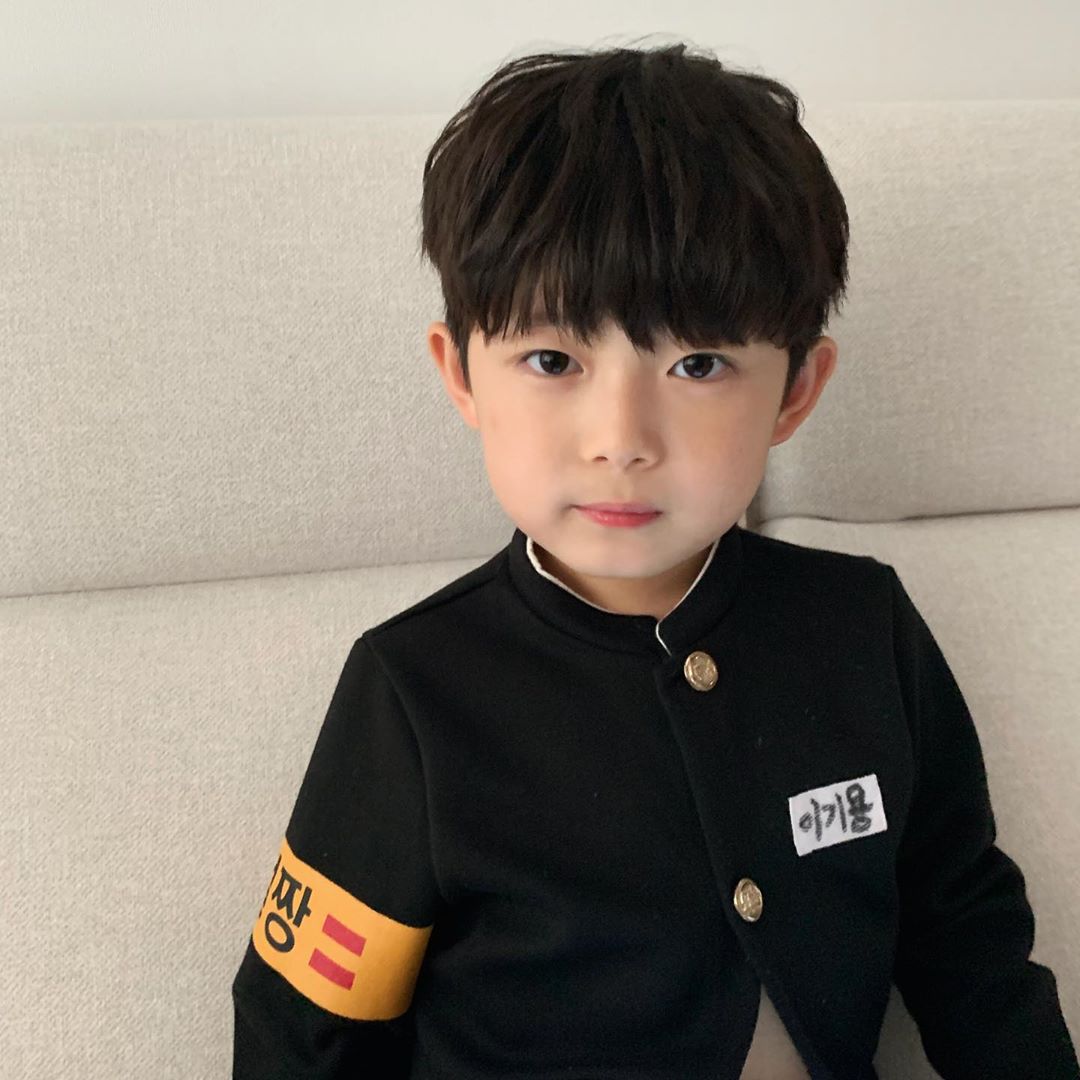 這是天使吧♡ 韓國正太「顏值超標」萌暈姐粉 媽媽也超正「驚艷同框照」:基因太強大!