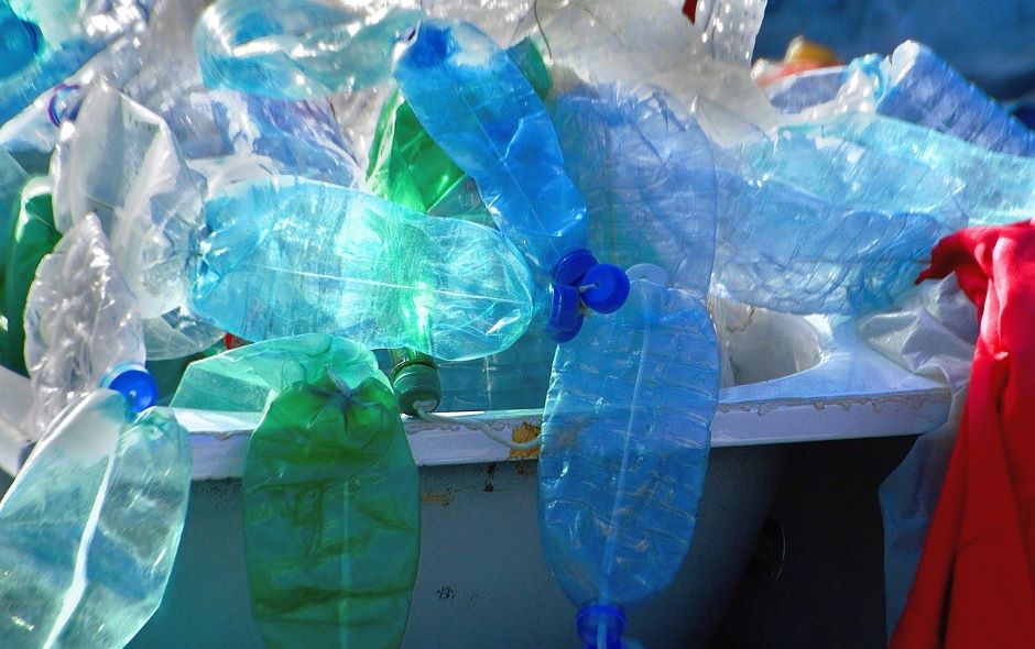 海洋有救了！全新技術把「塑膠垃圾變黃金」　廢棄購物袋也能變飛機燃料