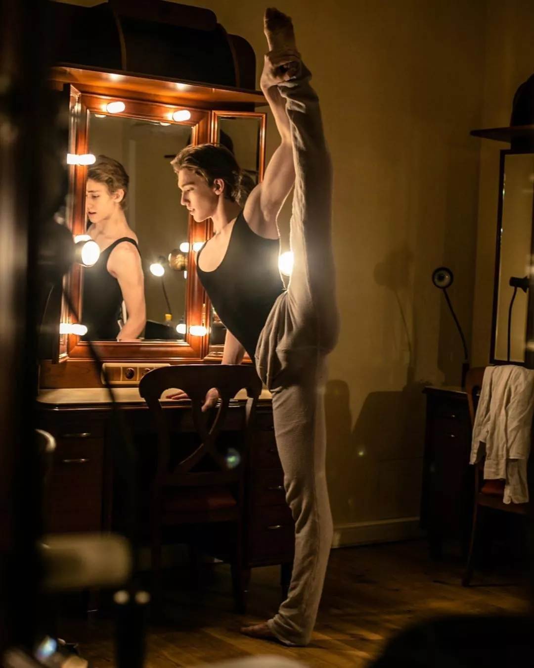 像天使墜落凡間！俄羅斯19歲「芭蕾少年」結合力與美　拍時裝廣告「帥到更逼人」♡