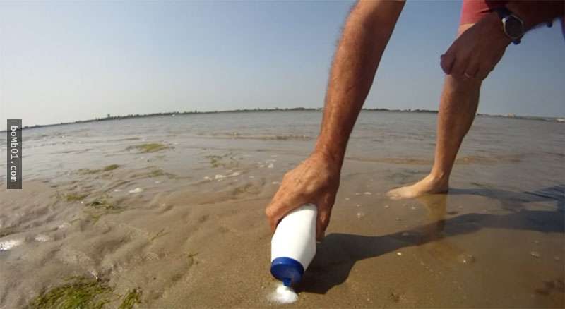 男子拿著一瓶鹽灑在海灘上　下一秒鏡頭就拍到「筆直的東西」出來