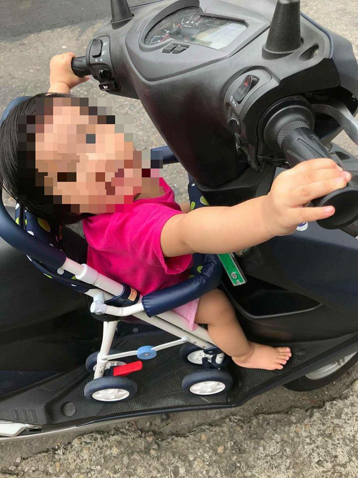 媽媽把嬰兒車卡前座遭警察攔截怨說「不是每個家都有車」，網友怒斥：要到出事才後悔？