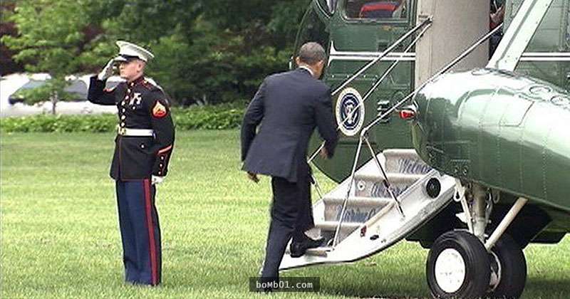 歐巴馬忘記向海軍敬禮就登機，接著所做的事讓全球人都更欣賞他了！