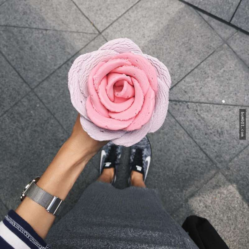 美到心理開小花的「玫瑰花瓣冰淇淋」，拿在手上就算融化也完全捨不得吃啊！