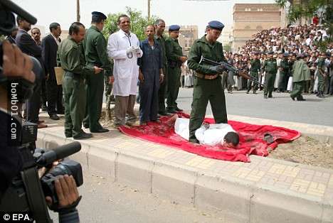 葉門理髮師姦殺11歲男童的下場是「公開處刑」，數百人圍觀的槍斃現場讓人震撼不已！