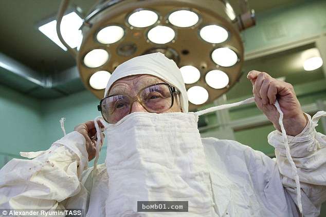 這個阿嬤級醫生活了90歲「動過10000次手術」，她受訪時說的話讓大家都要跪了！