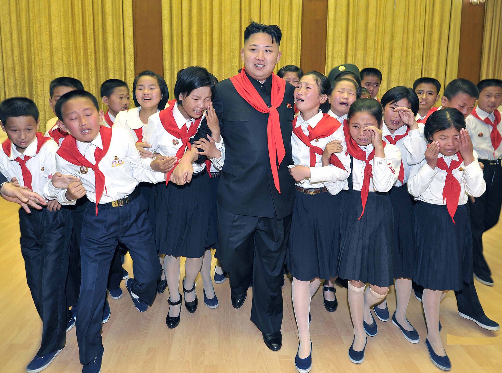 「金氏家族」是北韓永遠的太陽嗎？金正恩上任6年顧人怨，醫生月薪120元、連小孩也怒罵他像隻豬！