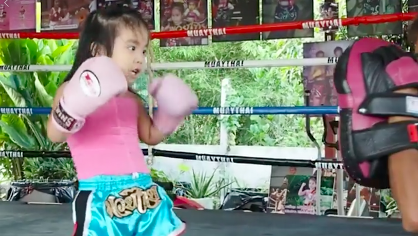 泰國連小女孩都是泰拳高手　小手臂架式十足痛揍教練