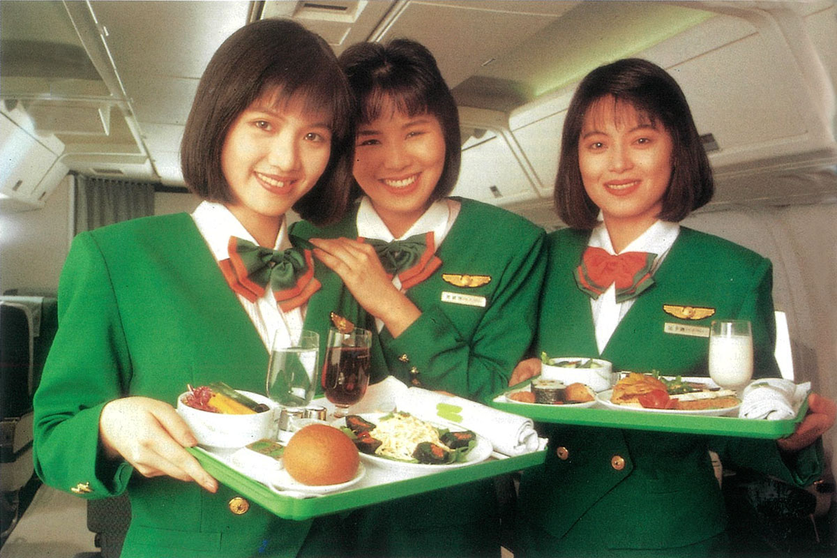 大墊肩的年代！長榮初代空姐「無修美照」曝光　老粉憶當年：飛機餐很神！