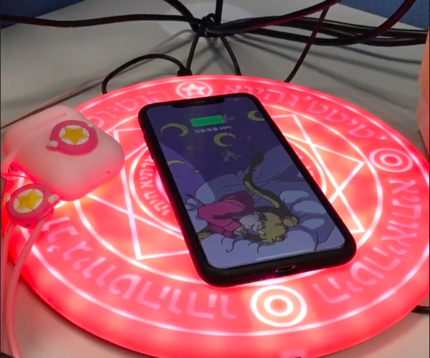 「美少女戰士」無線充電盤喚醒童年回憶　手機一放「召喚魔法陣」自動充電❤