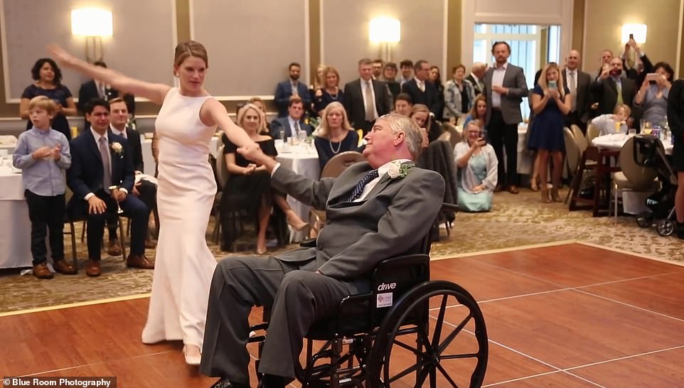 女兒在婚禮日堅持要跟「輪椅爸」共舞　洋蔥太大顆讓大家都濕了眼眶