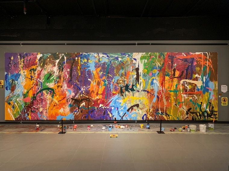 地上擺顏料畫筆…民眾路過「即興揮灑」毀千萬名畫　他被抓到喊冤：以為是「互動藝術」