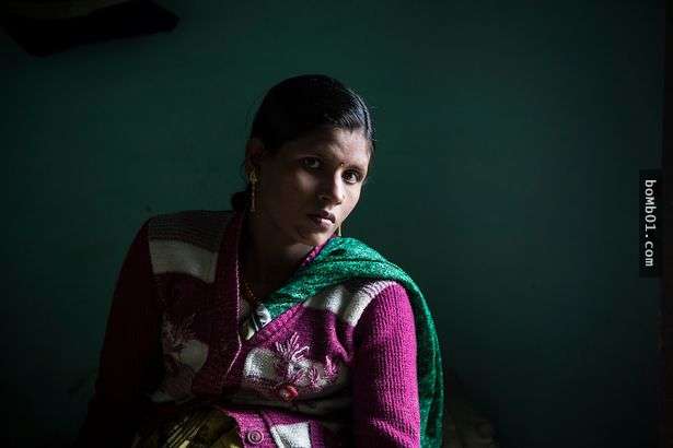 印度25歲人妻拒絕了瘋狂跟蹤狂的追求，沒想到對方竟然朝她2歲兒子「潑酸」…結果太讓人痛心了！