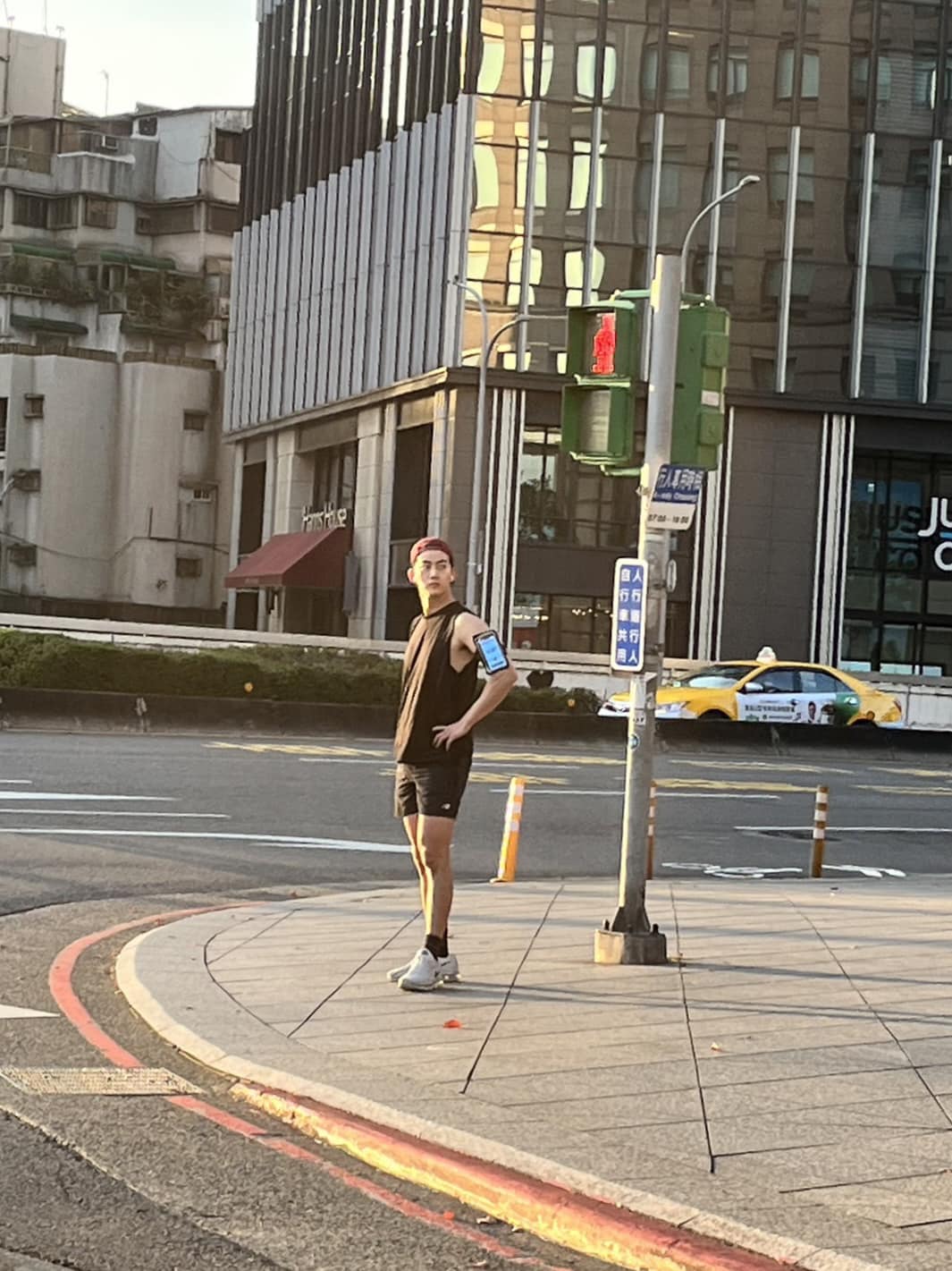 台北街頭驚見「南韓大咖男神」！網友偶遇被帥翻：不敢相信！