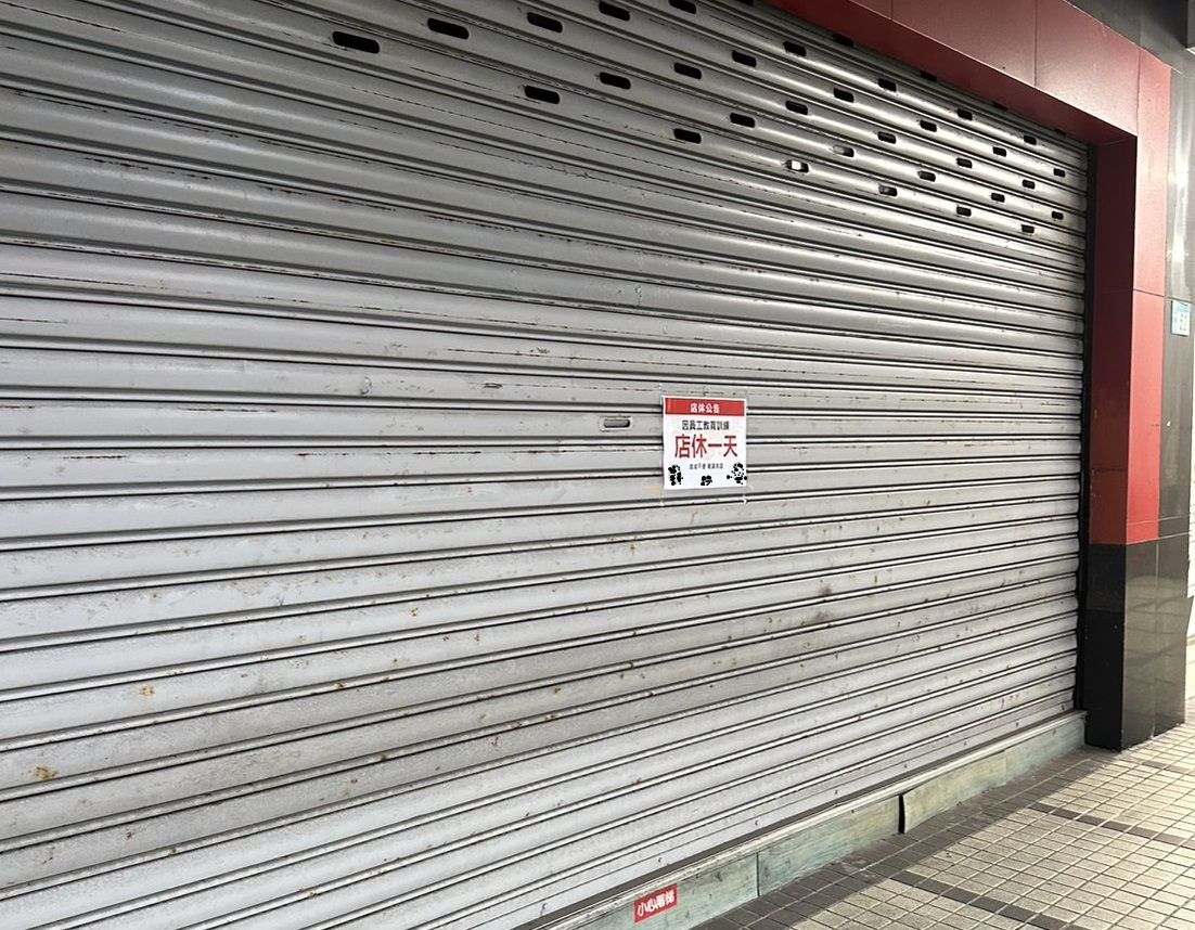 滿滿致癌物!鍋貼打開一片焦黑 八方雲集致歉:召回分店重新訓練