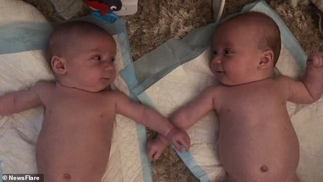 娘胎裡就認得！4個月雙胞胎「初見彼此」　手舞足蹈爸媽笑：超能聊～