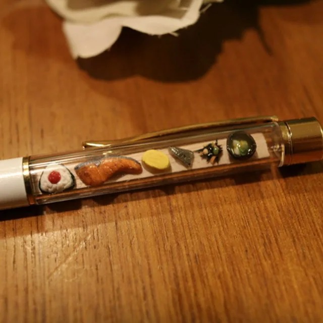越寫越餓！　日本文具商「把握壽司縮小」塞進原子筆　用看的就療癒：還有絕美和菓子版