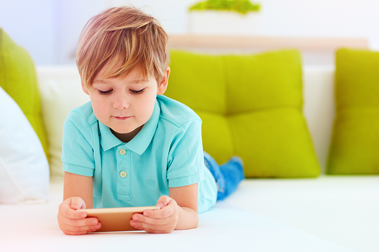 2歲以下孩童「不可以給他們玩手機」　科學家：20年後8.3萬人恐看不見