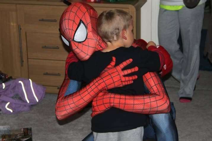 兒子檢查出腦瘤　爸爸扮蜘蛛人從天而降送上「最暖心驚喜」