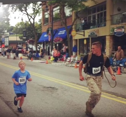 大兵「墊底裝輸」陪9歲童跑完馬拉松　善心紅遍全網...他：男人該做的事