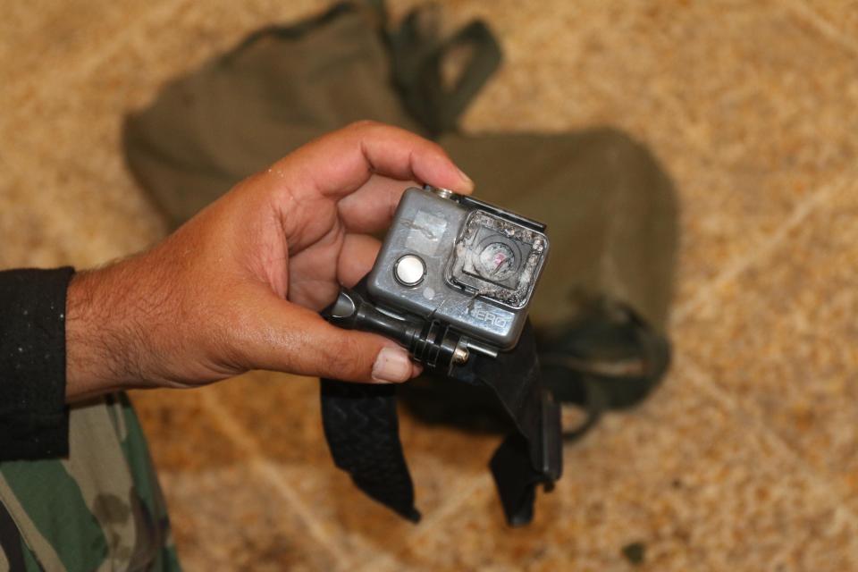 這位戰地記者被ISIS狙擊手射了一槍卻沒有死掉，摸了摸才發現「它」救了自己一命！