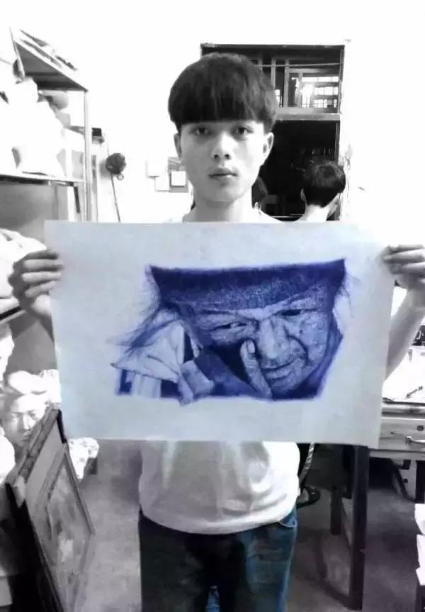16歲少年在上課時用原子筆畫畫被老師罵「對不起父母」，直到大師看了一眼秒讚賞他是奇才！