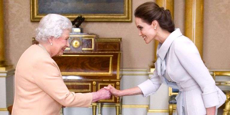 安潔莉納裘莉受英國女王親封女爵　一抵達現場「貴族氣質」驚艷全場