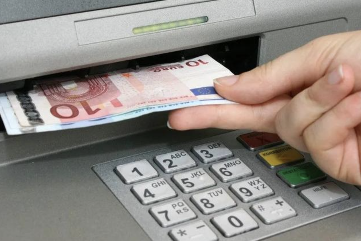 ATM領錢「沒點鈔就離開」竟少一張！　過來人曝解法：別太相信機器