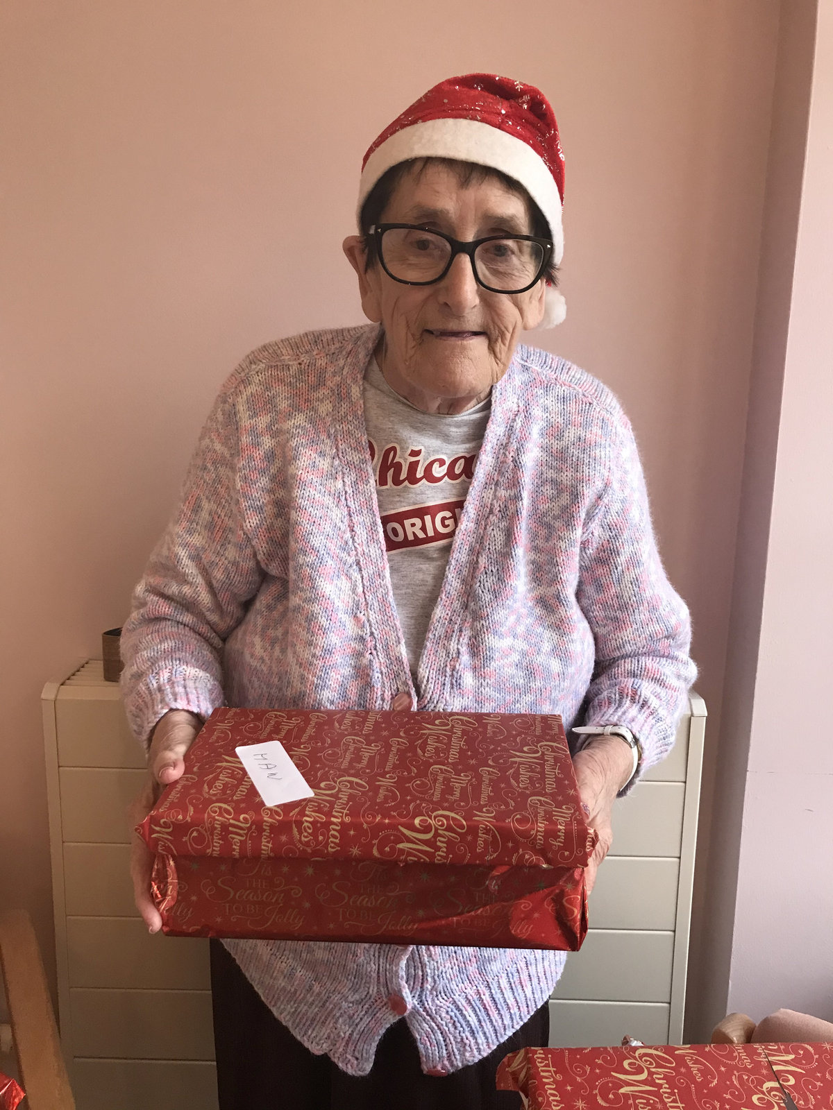 不讓有人孤單…養老院80歲奶奶「自費填滿500個鞋盒」　送禮物給最有需要的人