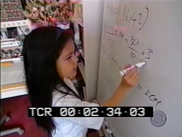 天才女童7歲在電視台上「速解微積分」一夕爆紅，被狂粉追殺後失蹤…現在竟然待在這個地方！