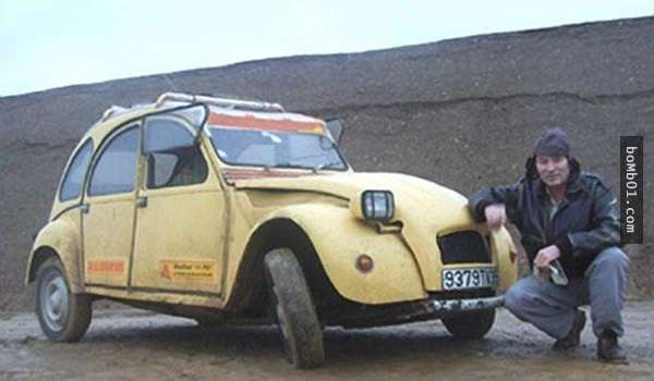 他在撒哈拉沙漠中央車子故障快要死掉，但緊急拆解車輛後…這個「超狂作品」救了他一命！