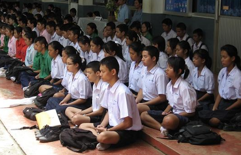「100萬名小孩同時打坐」畫面壯觀　泰寺院：可以改變世界的力量