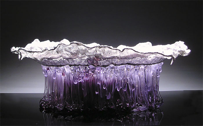 這個藝術家創作的「玻璃水母桌子」一看就會無法移開視線，每一個作品都讓人想收藏啊！