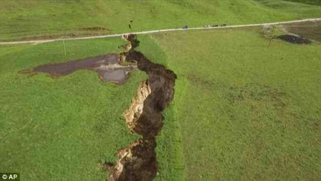 紐西蘭土地驚見「超巨大裂縫」　深6層樓近看連專家也看呆了