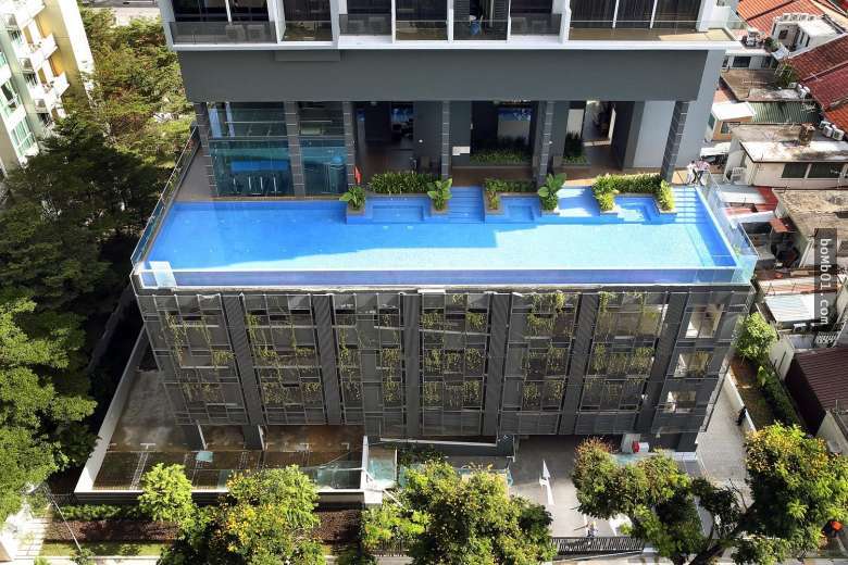新加坡豪宅的無邊際泳池玻璃突然爆裂，當大家看到「整層樓都變成瀑布」時全身都呆住了！