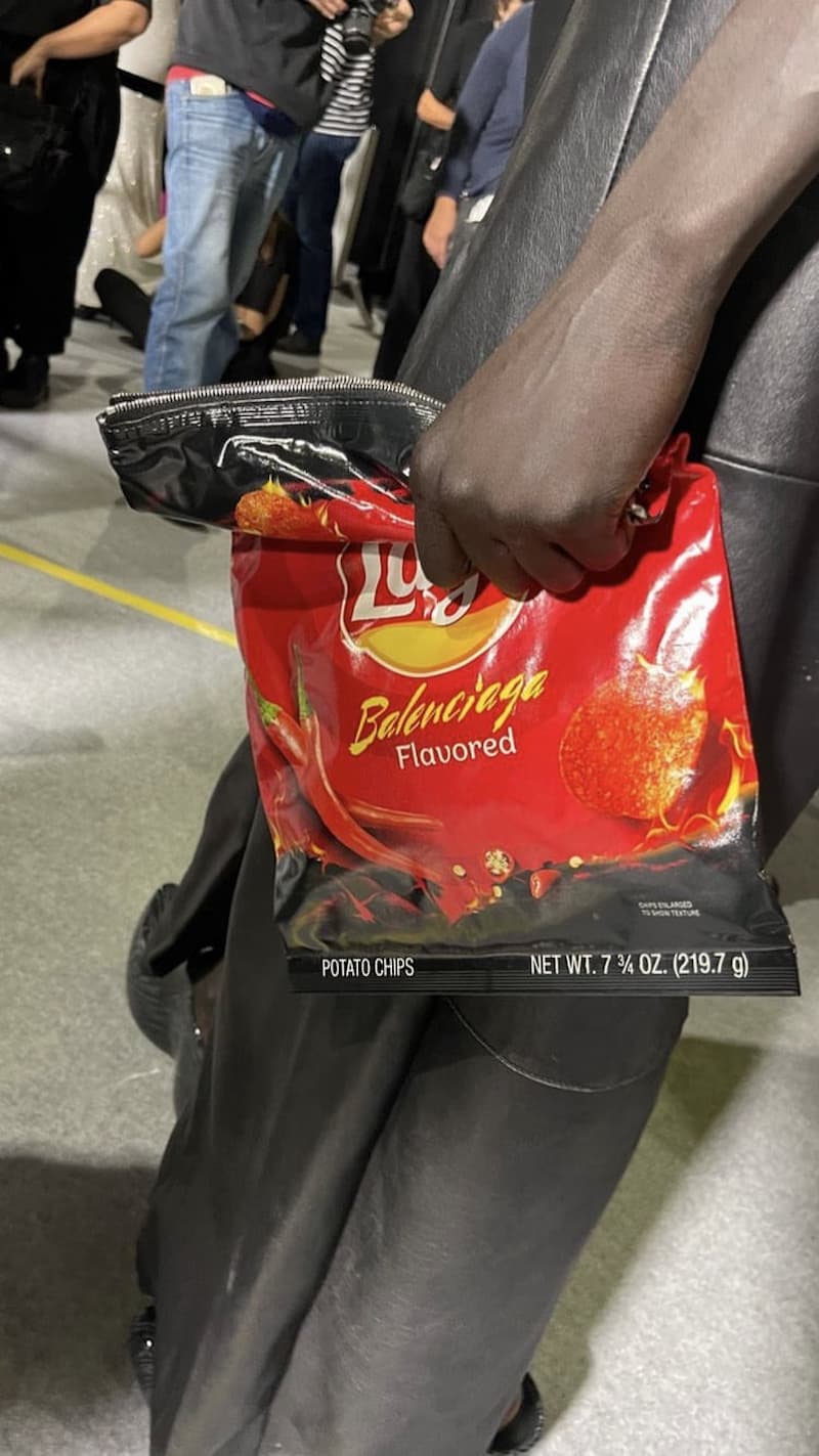 【海外】莫名看餓！　巴黎世家推出「樂事聯名薯片包」　售價「近6萬台幣」未上市先騷動！