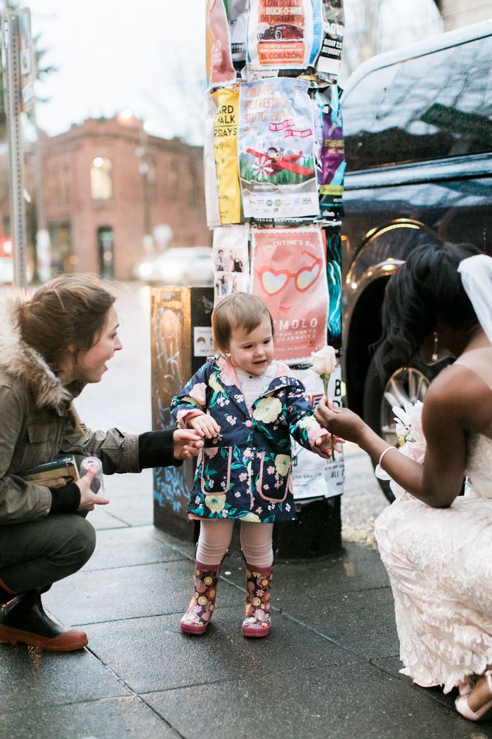 這個小女孩在街上「誤認正在拍婚紗照的女子是公主」，下一秒鏡頭就拍到暖哭人心的互動！