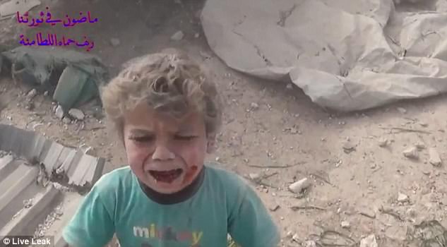 敘利亞小男孩從廢墟中「哭著走出來的情景」讓大家都心碎，看了5秒眼淚就流下來…