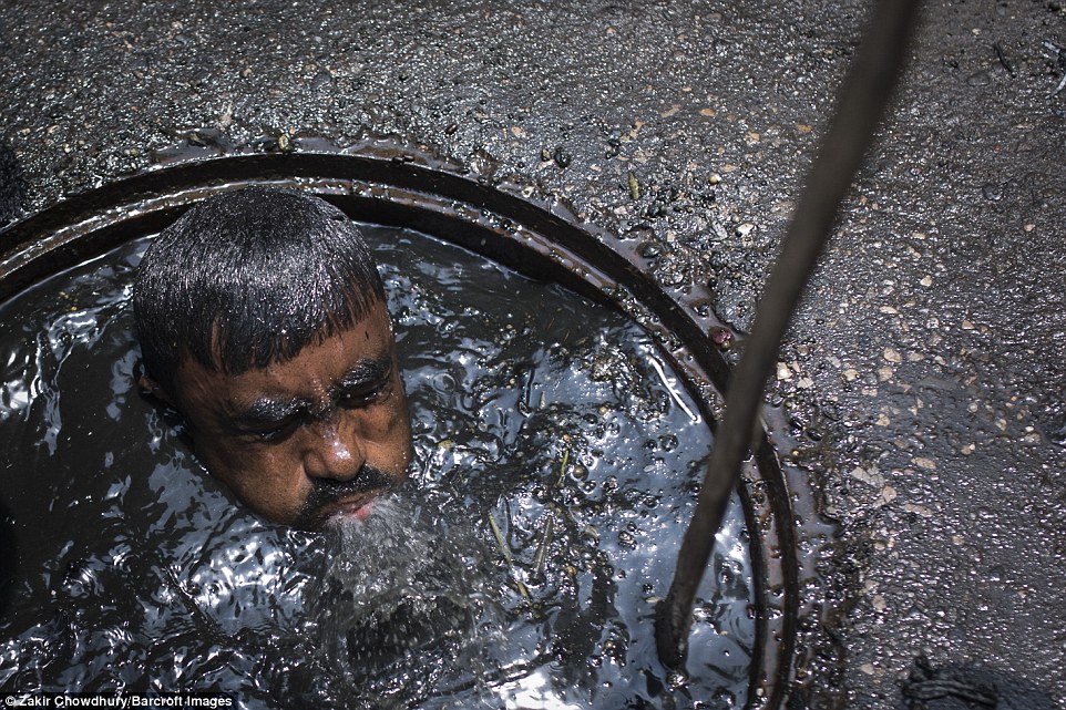 孟加拉清潔工竟然必須「跳進污水裡處理下水道堵塞」，整個過程光看就讓人覺得超可憐！