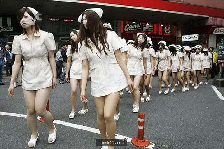 日本最大的鬼屋被網友說越來越H了，鬼護士「緊身迷你短裙」的性感裝扮讓人怎麼受得了！