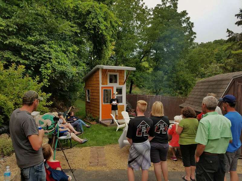 13歲男孩DIY蓋出「內裝超夢幻的小房子」　打開門一看大家都想住進去